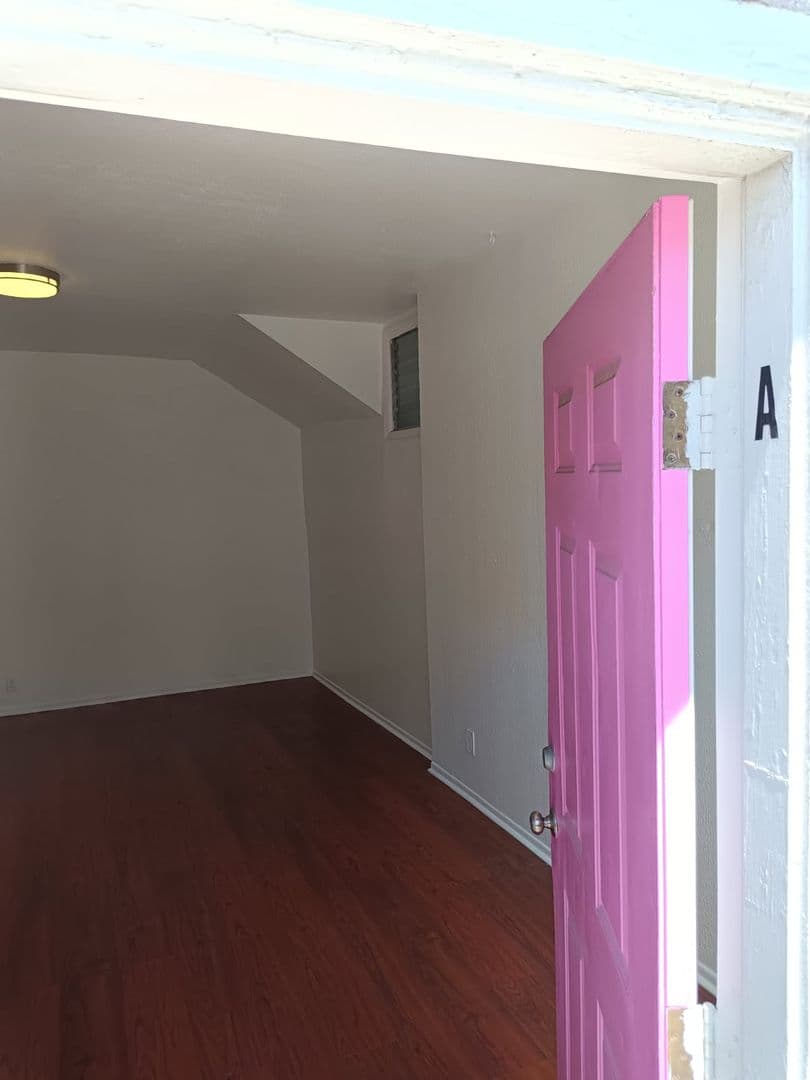 Venice Apartment: 101 Dudley Avenue