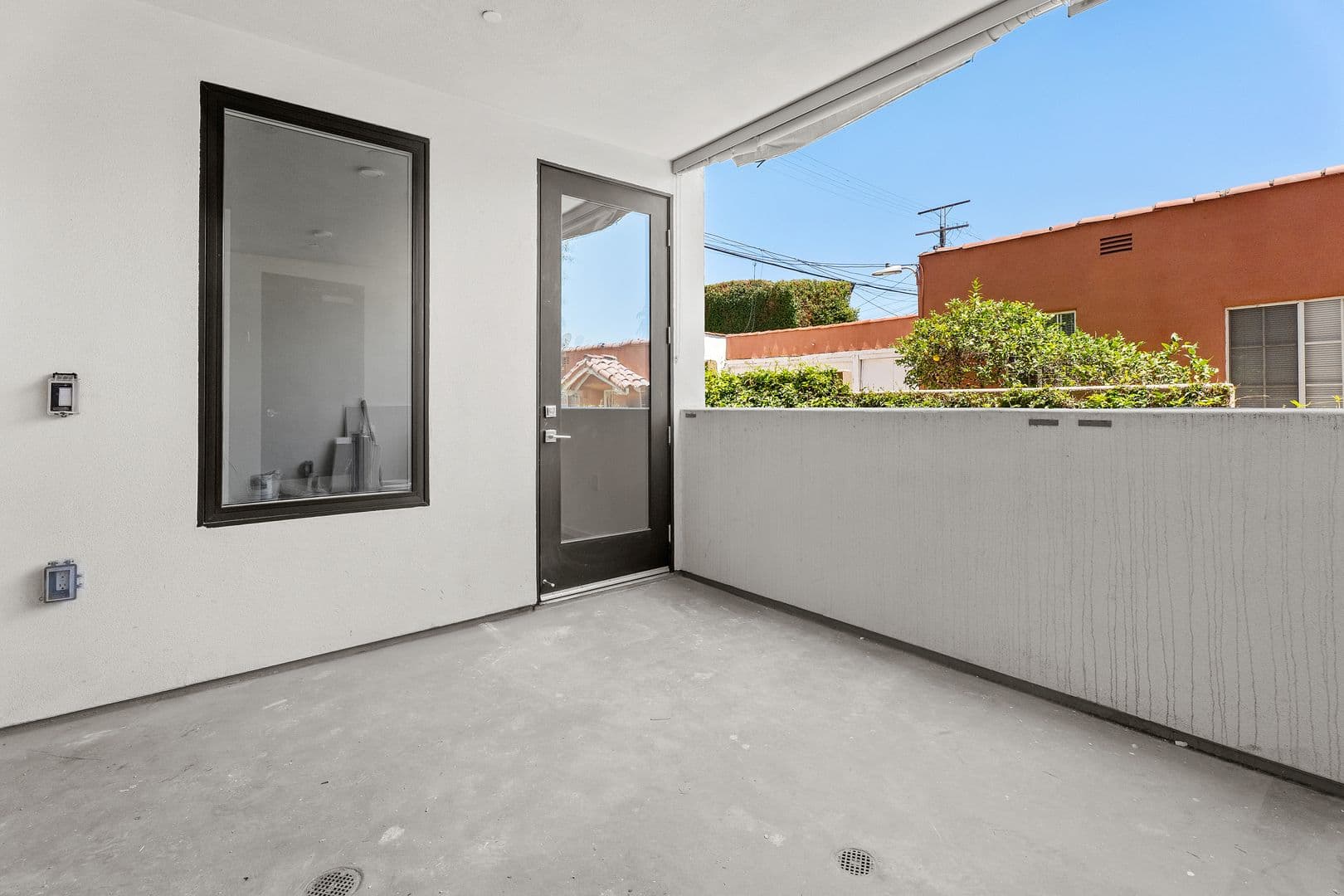 Los Angeles Apartment: 1233 S. Dunsmuir Avenue