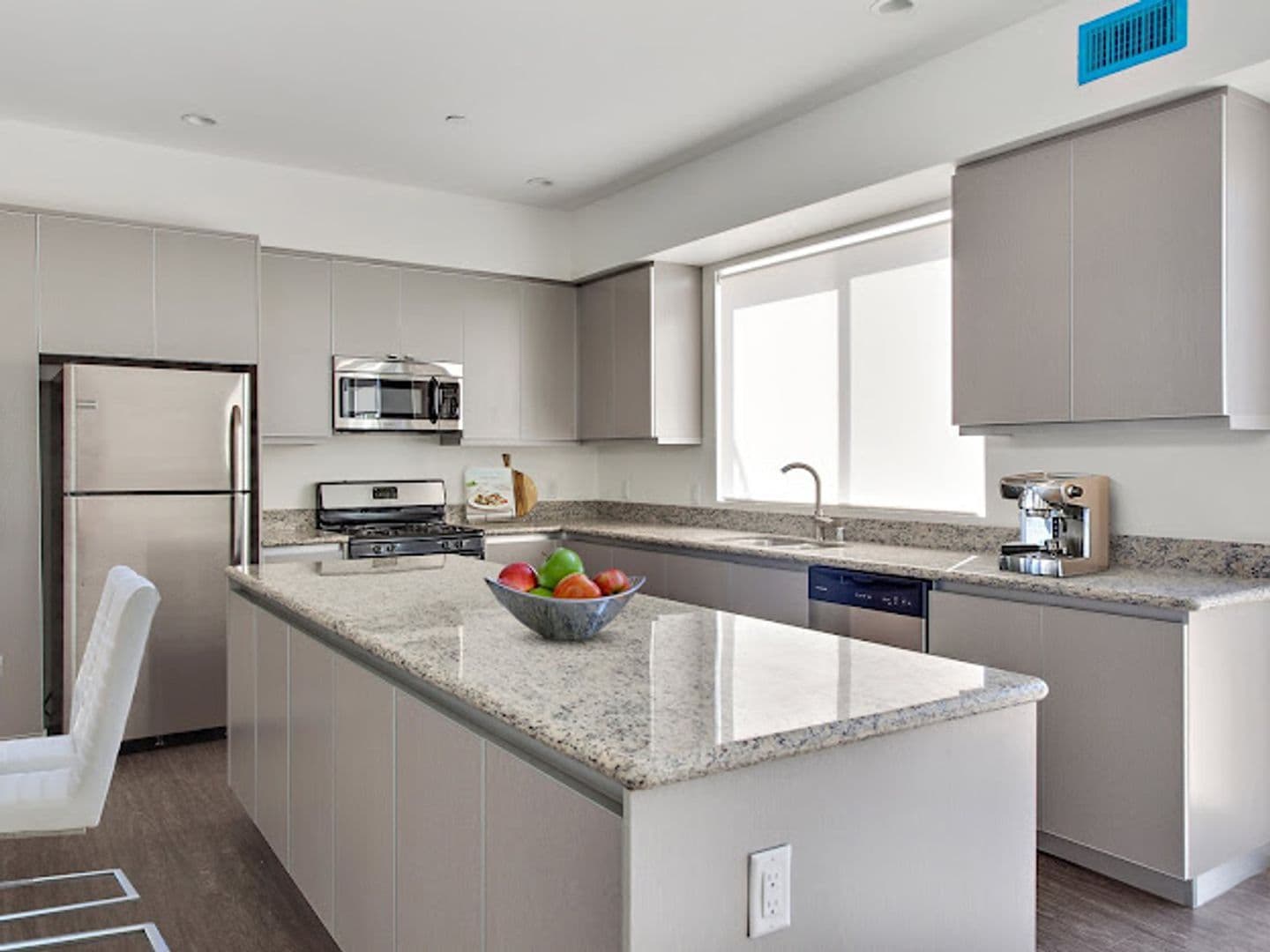 Los Angeles Apartment: 610 Levering Ave