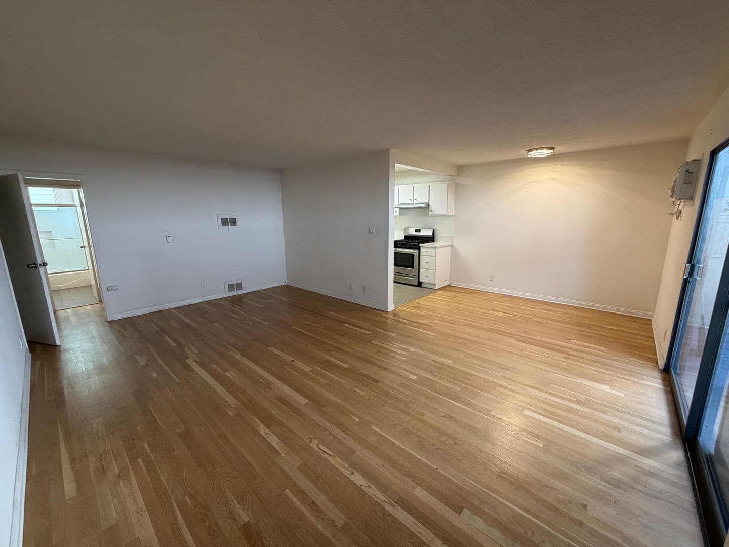 Los Angeles Apartment: 1347 North Poinsettia Place