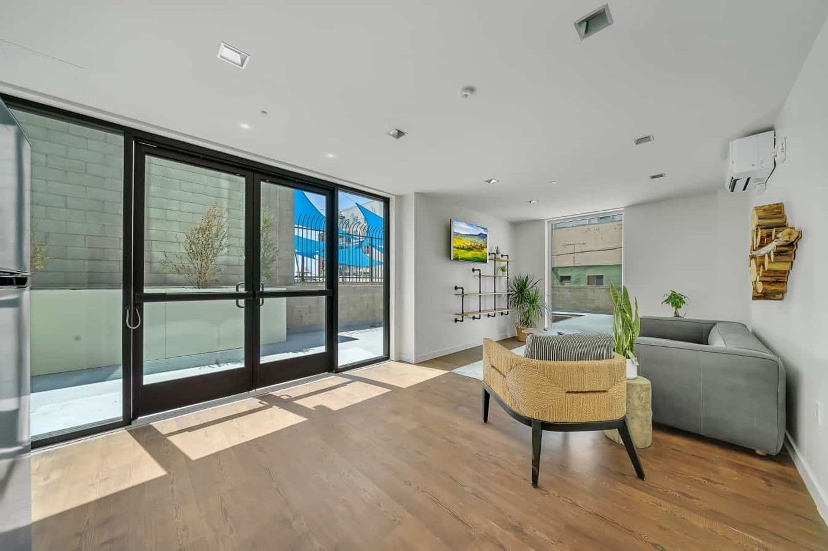 Los Angeles Apartment: 6762 Hawthorn Ave