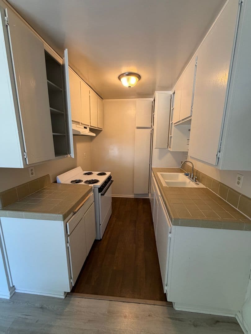 Santa Monica Apartment: 2210 3rd St