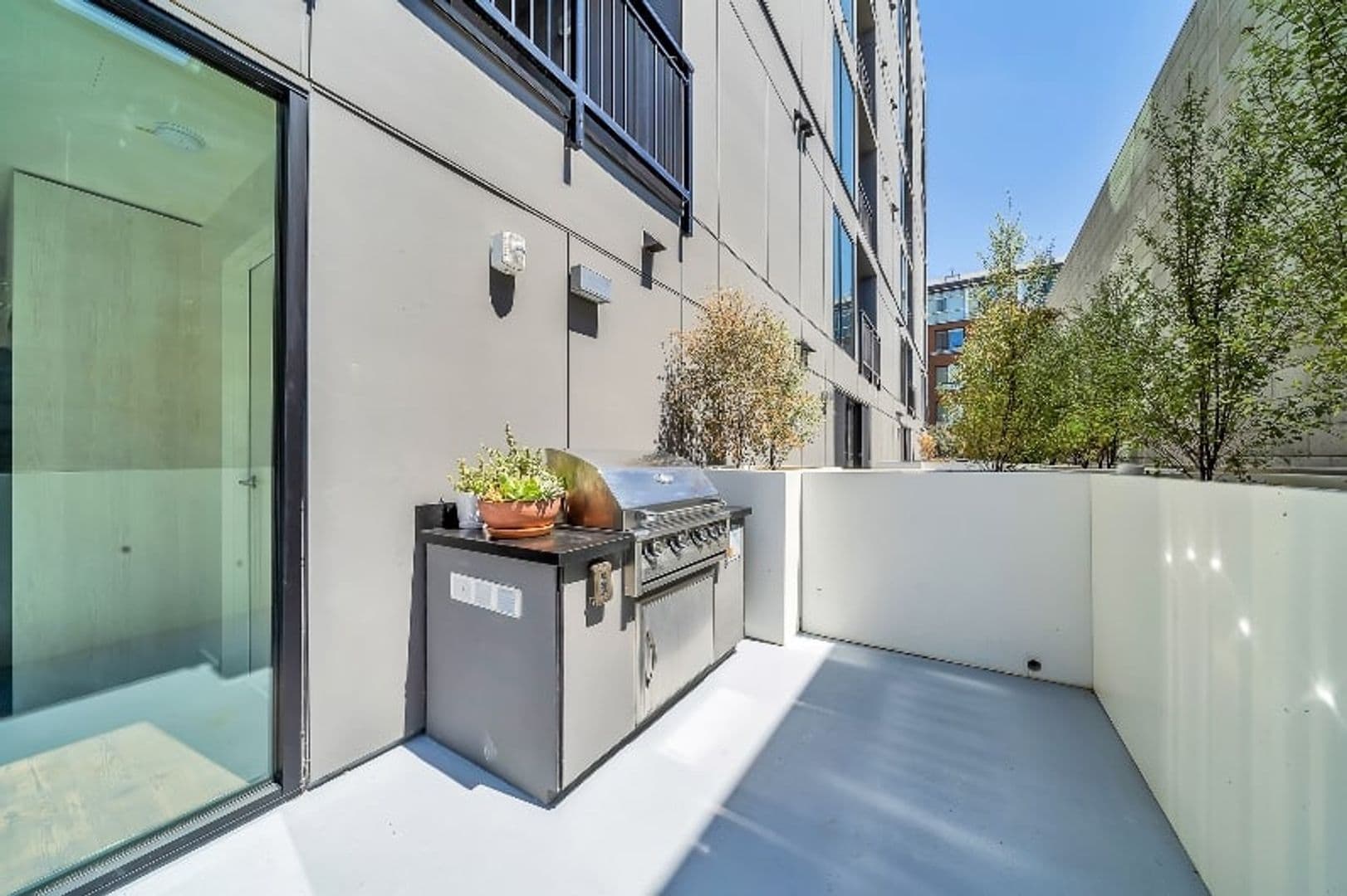 Los Angeles Apartment: 6762 Hawthorn Ave