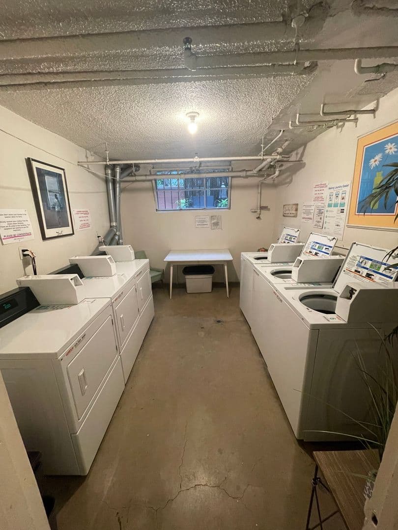 Los Angeles Apartment: 1560 N Laurel