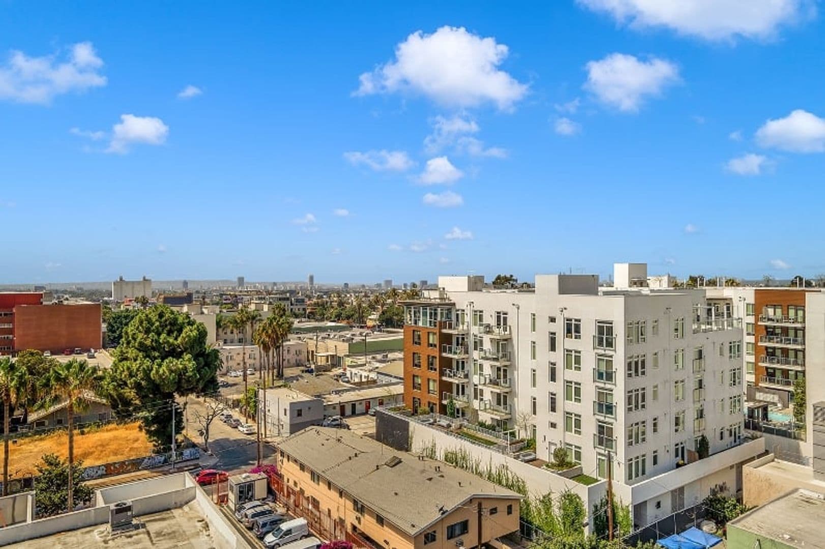 Los Angeles Apartment: 6762 Hawthorn Ave
