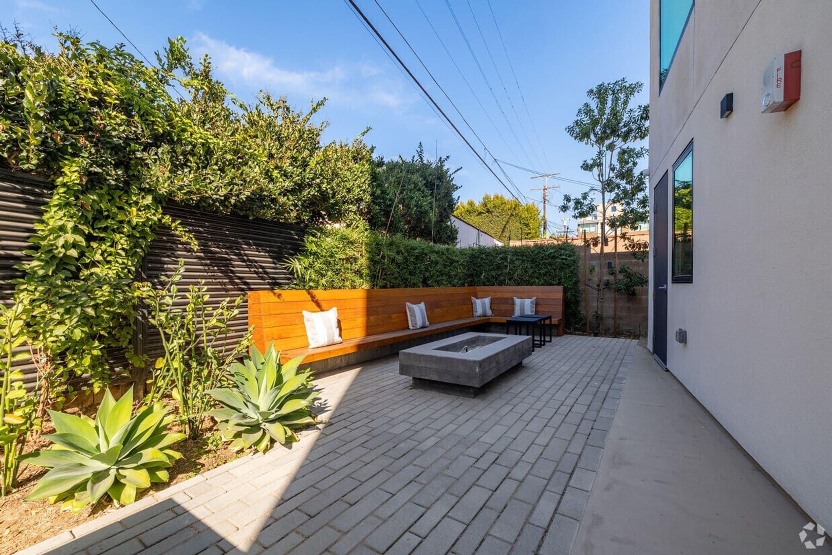 Los Angeles Apartment: 1233 S. Dunsmuir Avenue