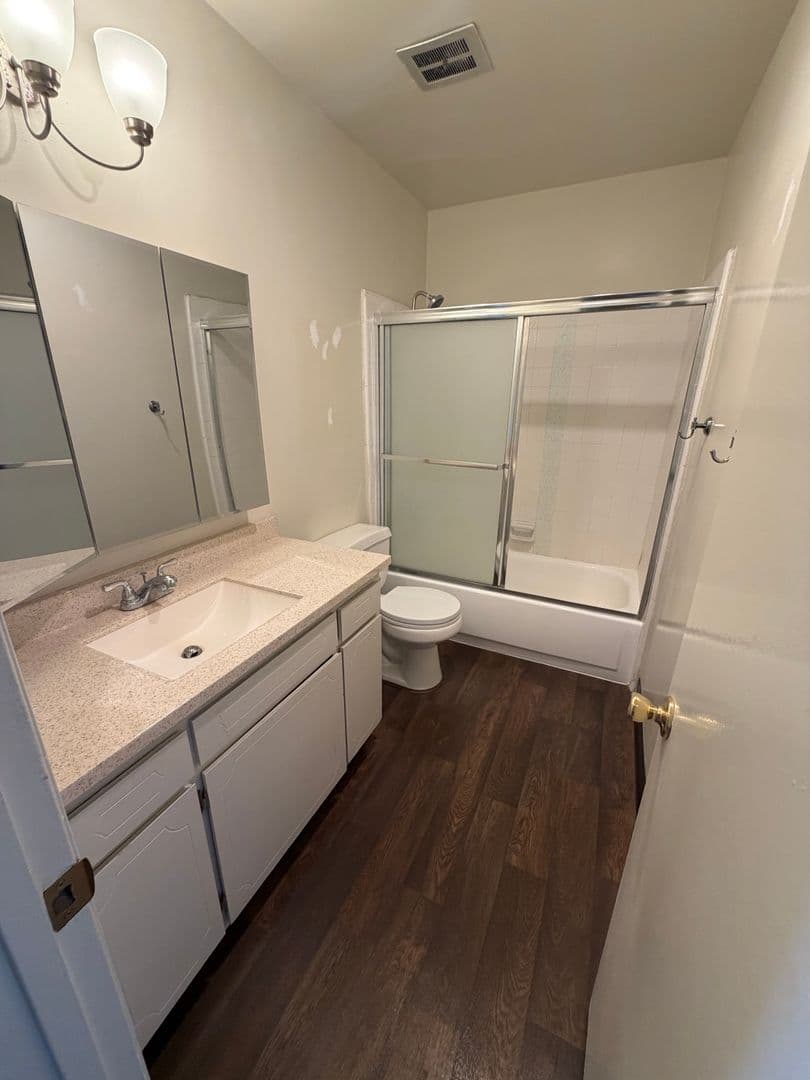 Santa Monica Apartment: 2210 3rd St