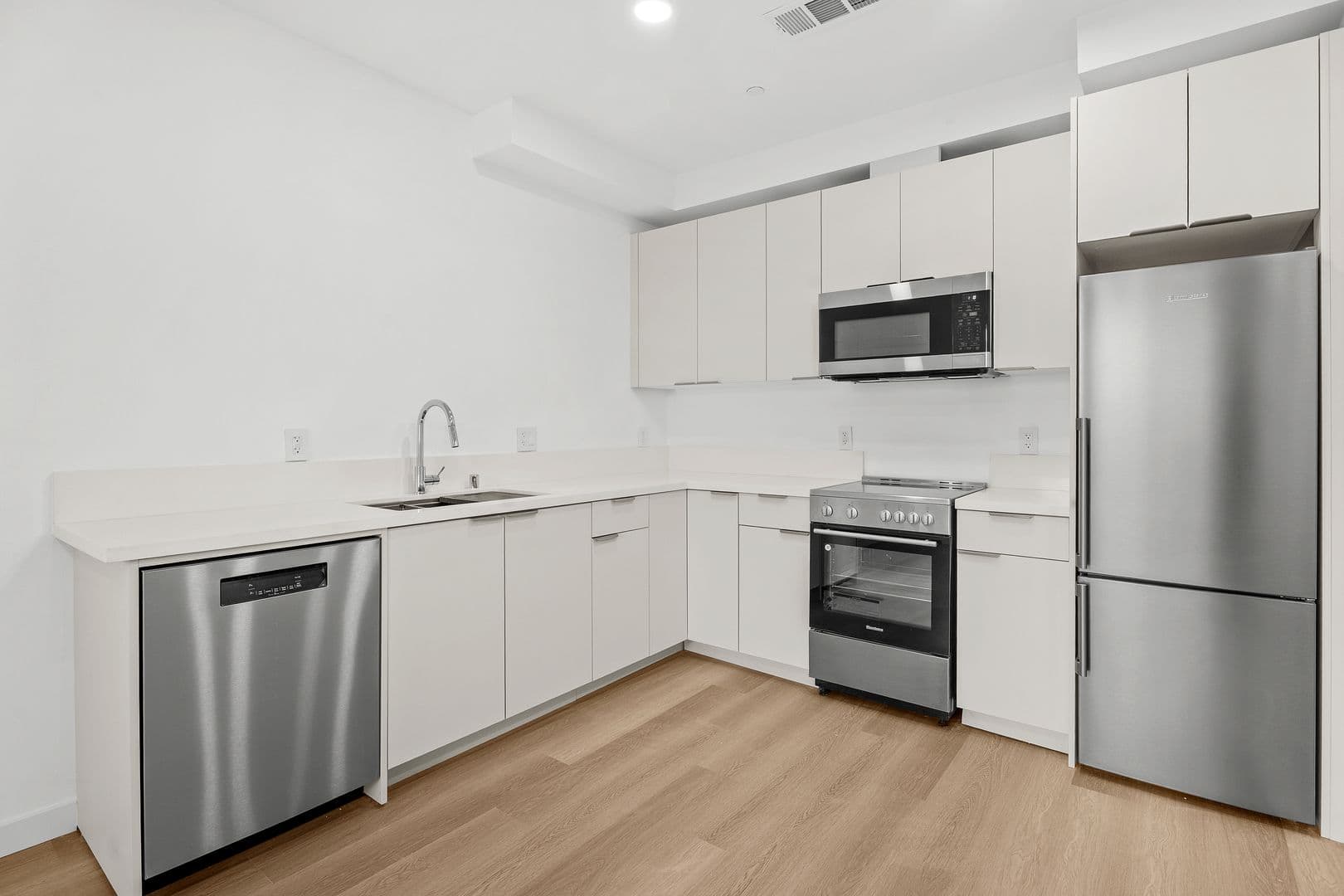 Los Angeles Apartment: 1233 S. Dunsmuir Avenue