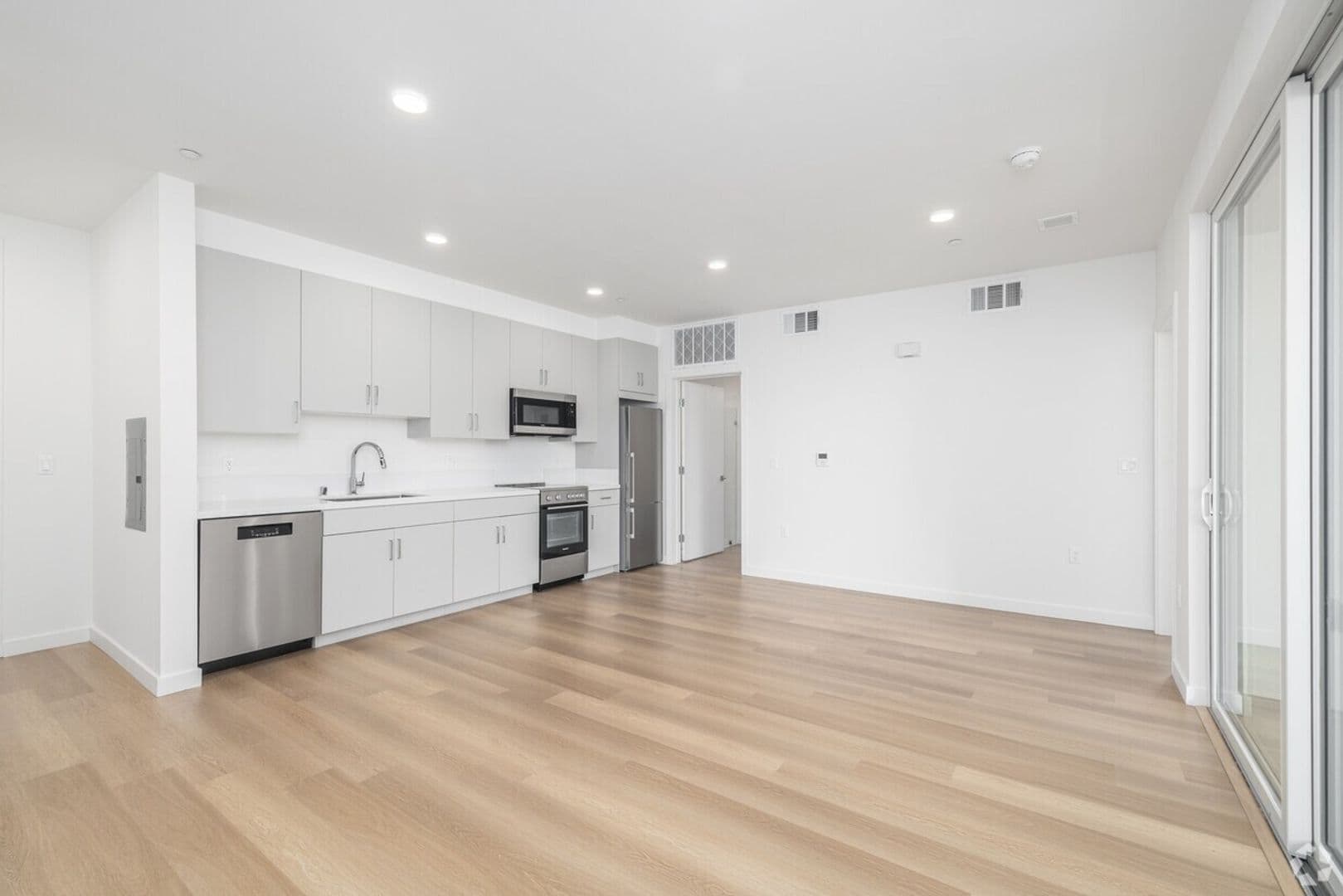 Los Angeles Apartment: 1233 S. Dunsmuir Avenue