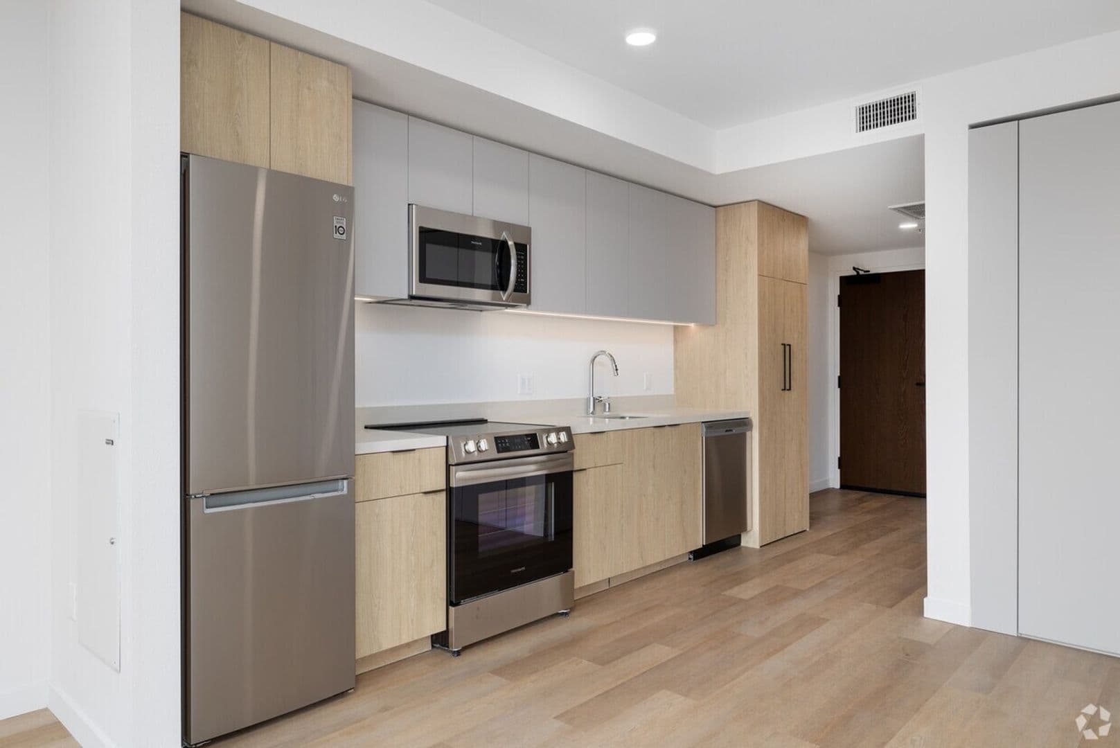 Los Angeles Apartment: 11701 Santa Monica Boulevard
