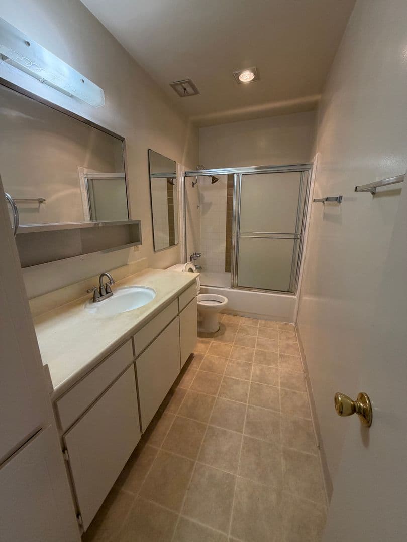 Santa Monica Apartment: 2210 3rd St
