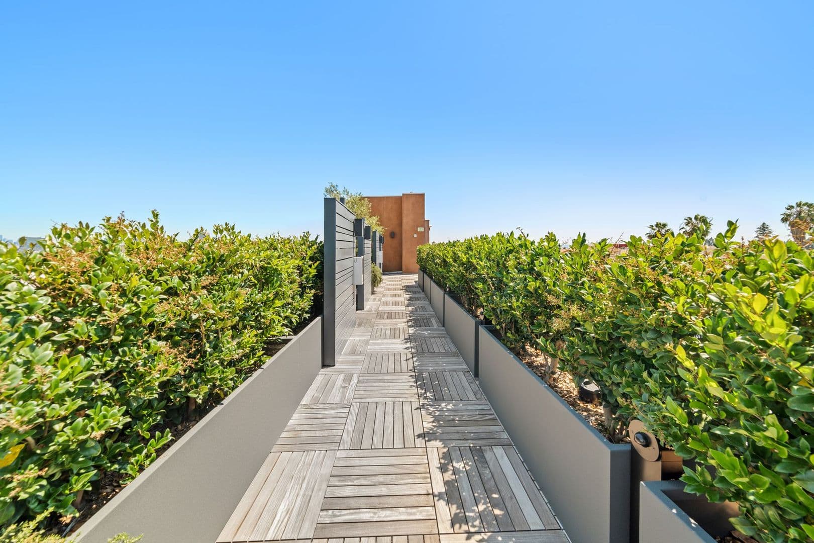 Los Angeles Apartment: 4807 Elmwood Avenue