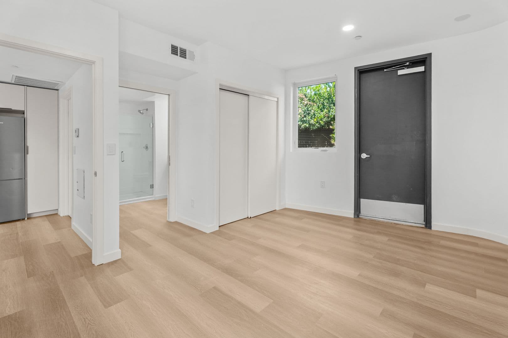 Los Angeles Apartment: 1233 S. Dunsmuir Avenue