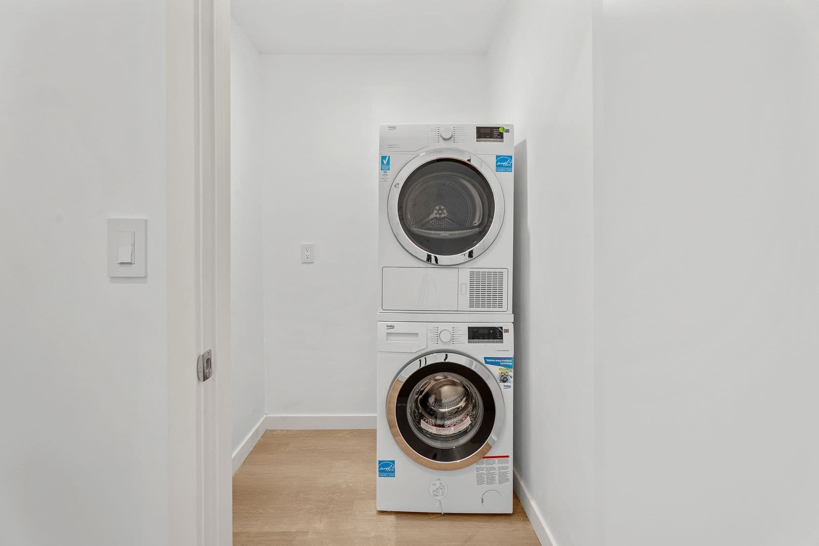 Los Angeles Apartment: 1233 S. Dunsmuir Avenue