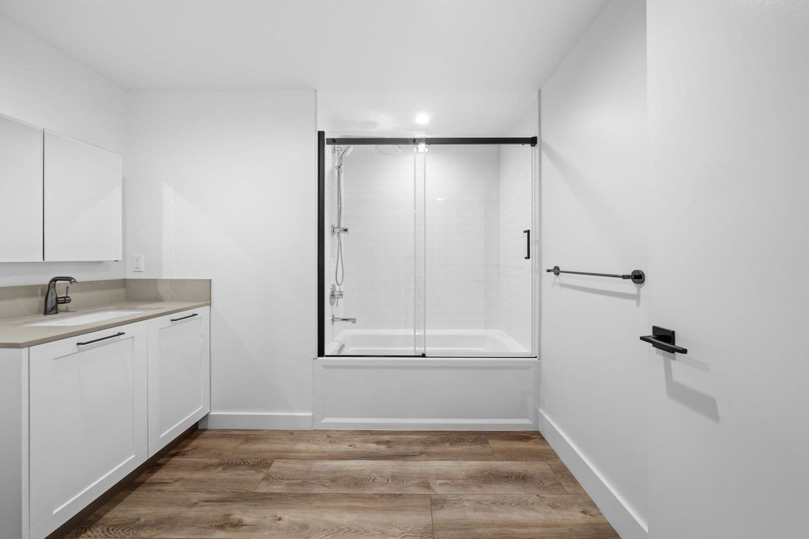 Los Angeles Apartment: 4807 Elmwood Avenue