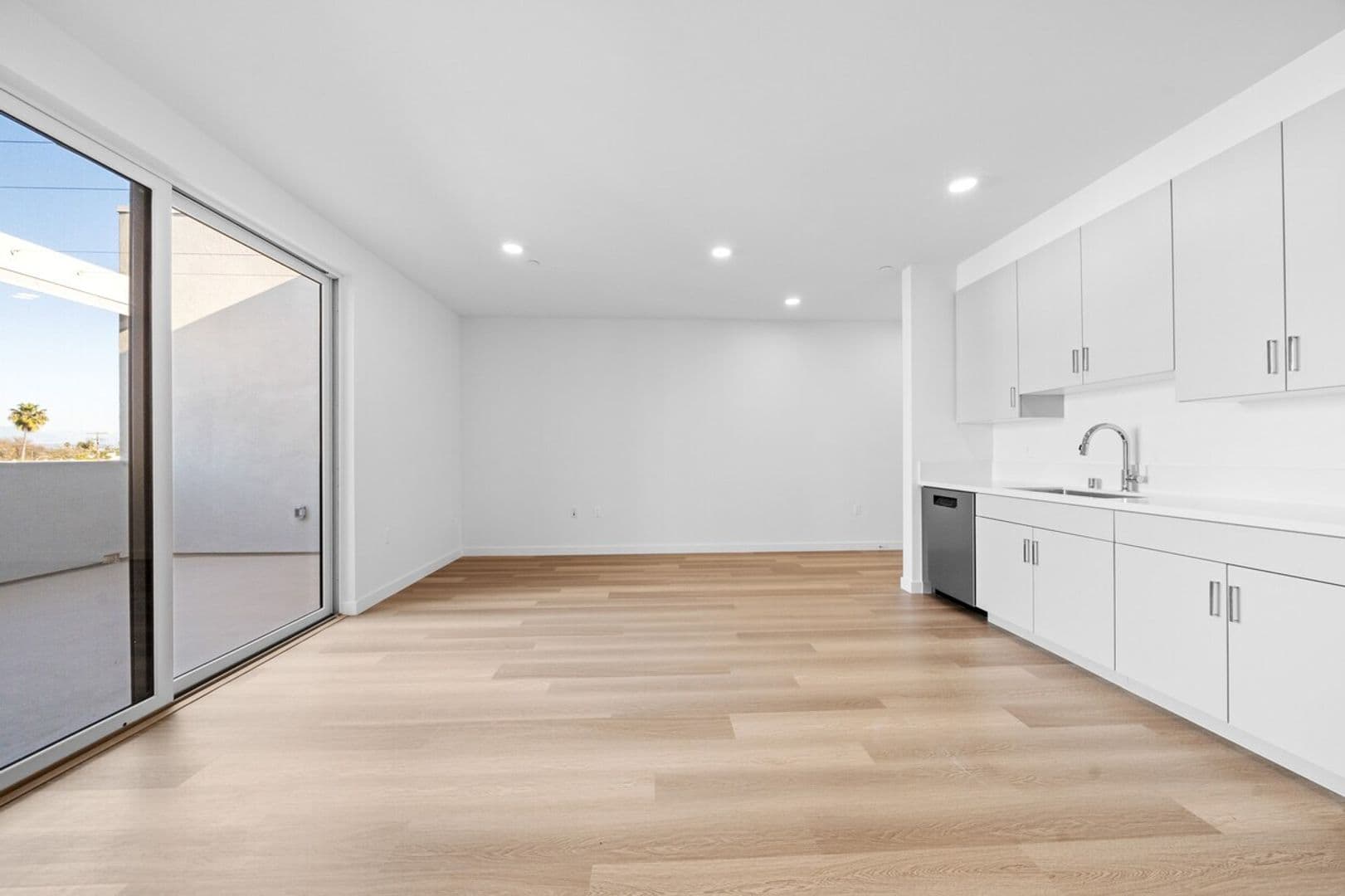 Los Angeles Apartment: 1233 S. Dunsmuir Avenue