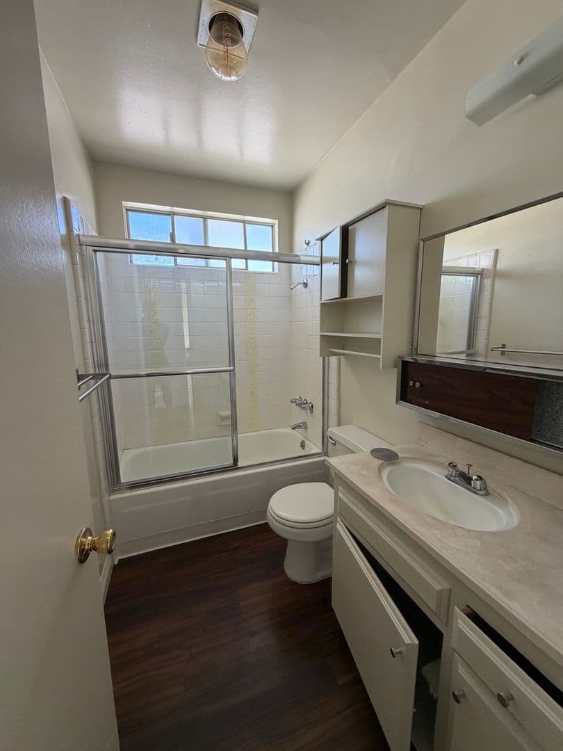 Santa Monica Apartment: 2315 14th St.