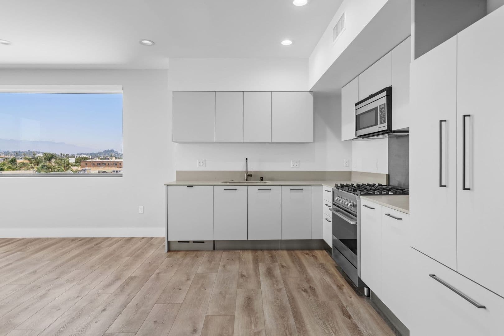 Los Angeles Apartment: 4807 Elmwood Avenue