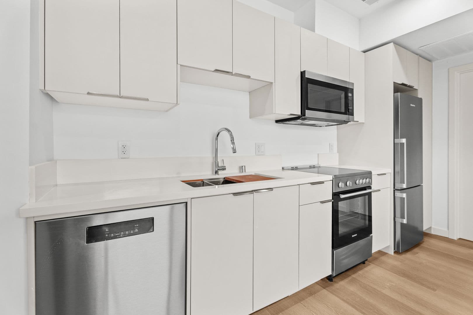 Los Angeles Apartment: 1233 S. Dunsmuir Avenue
