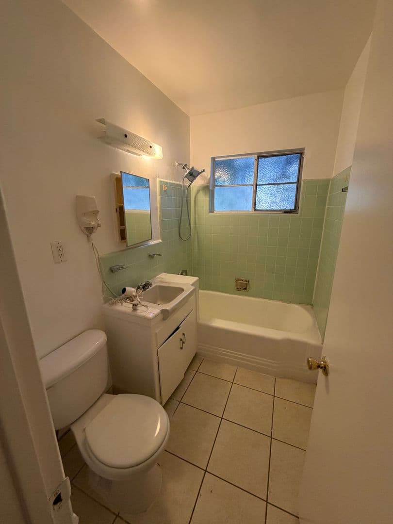 Los Angeles Apartment: 1560 N Laurel