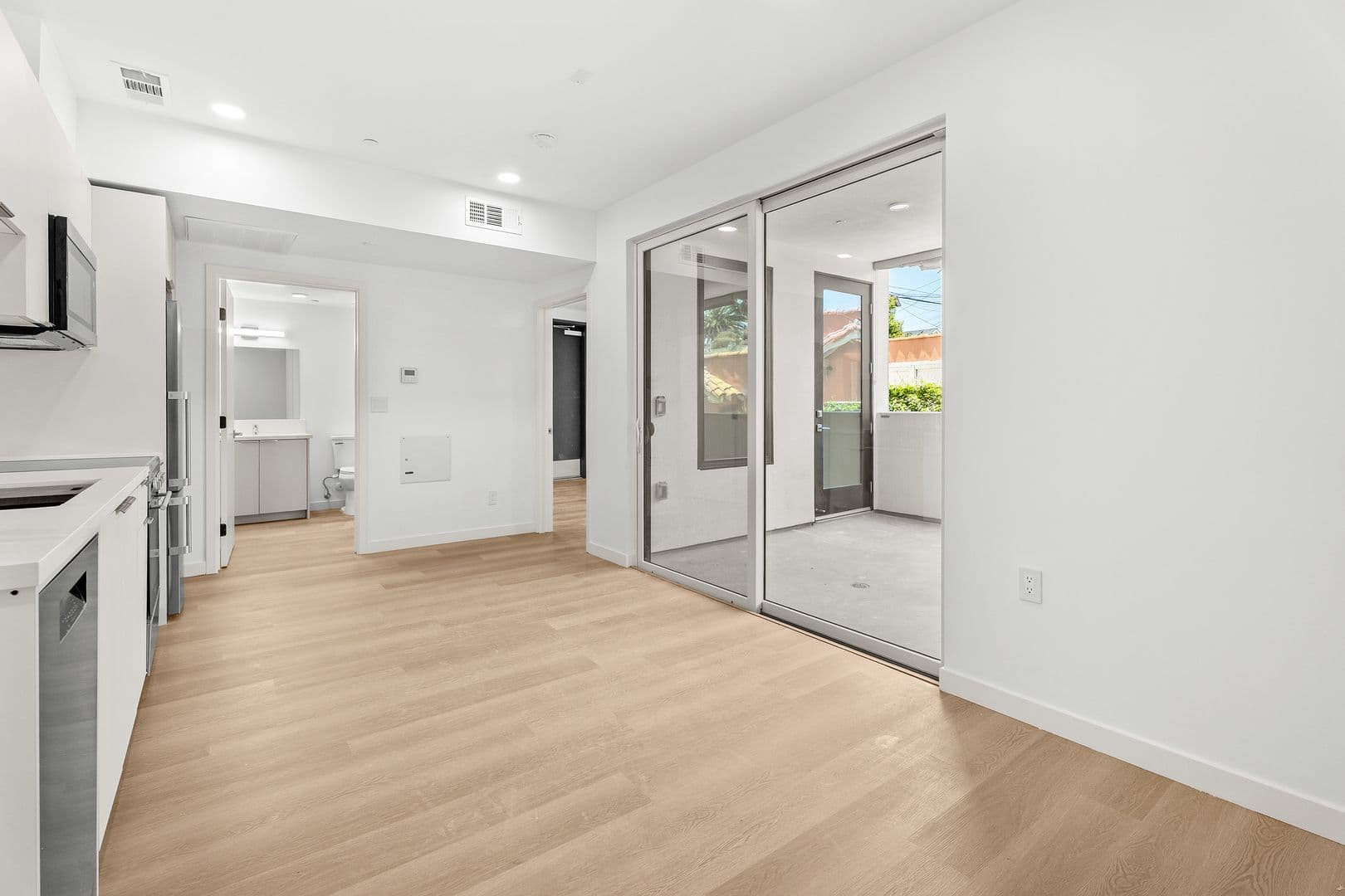 Los Angeles Apartment: 1233 S. Dunsmuir Avenue