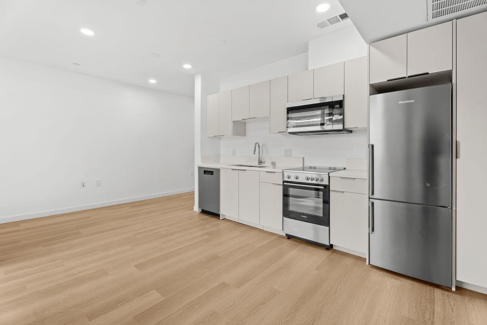 Los Angeles Apartment: 1233 S. Dunsmuir Avenue