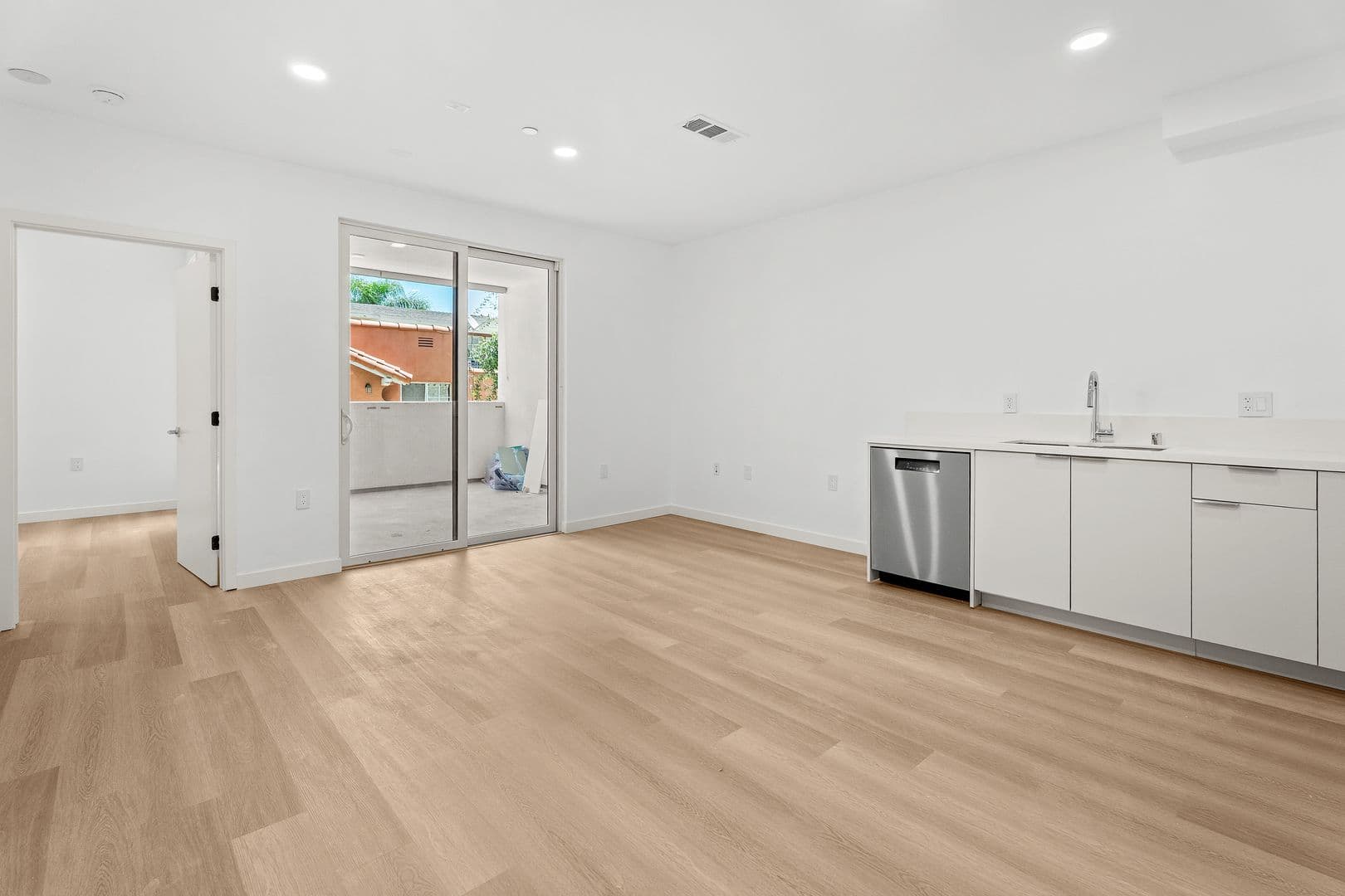 Los Angeles Apartment: 1233 S. Dunsmuir Avenue