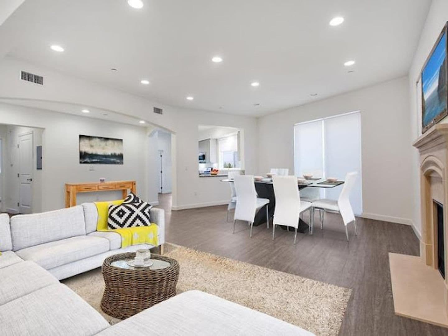 Los Angeles Apartment: 610 Levering Ave