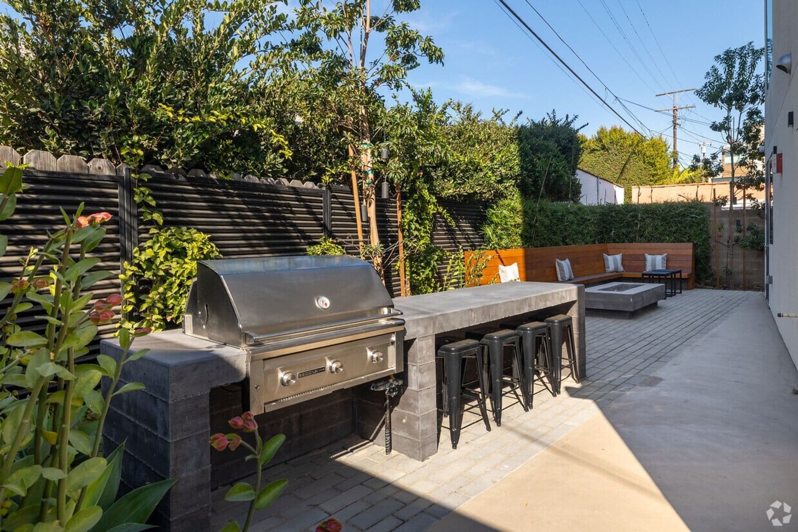 Los Angeles Apartment: 1233 S. Dunsmuir Avenue