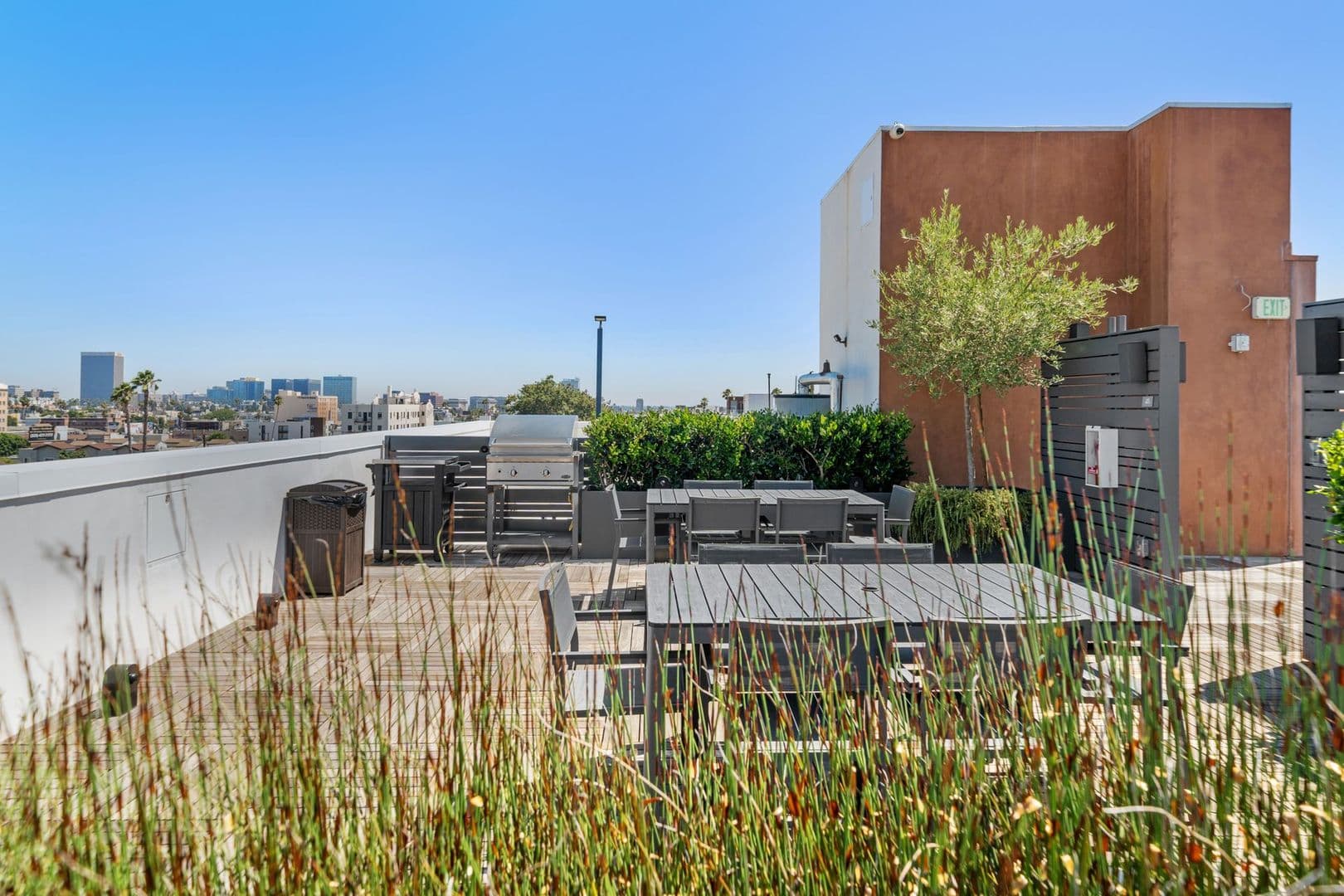 Los Angeles Apartment: 4807 Elmwood Avenue