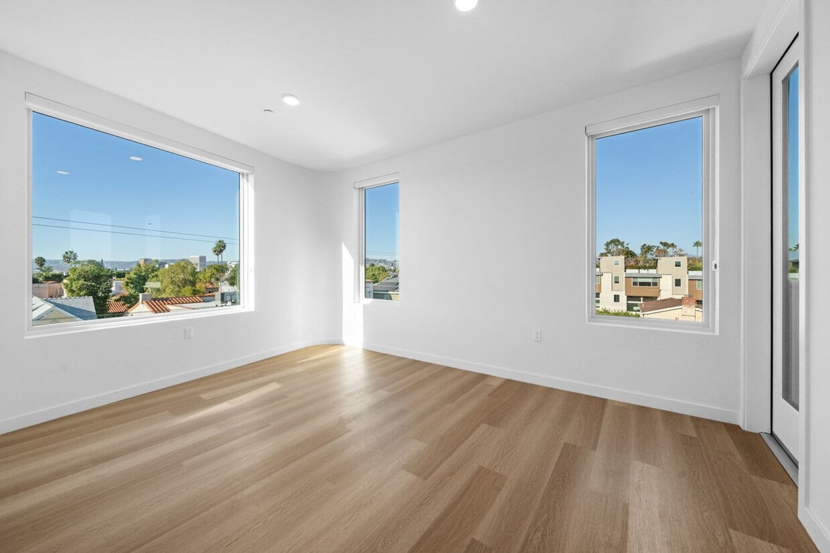 Los Angeles Apartment: 1233 S. Dunsmuir Avenue