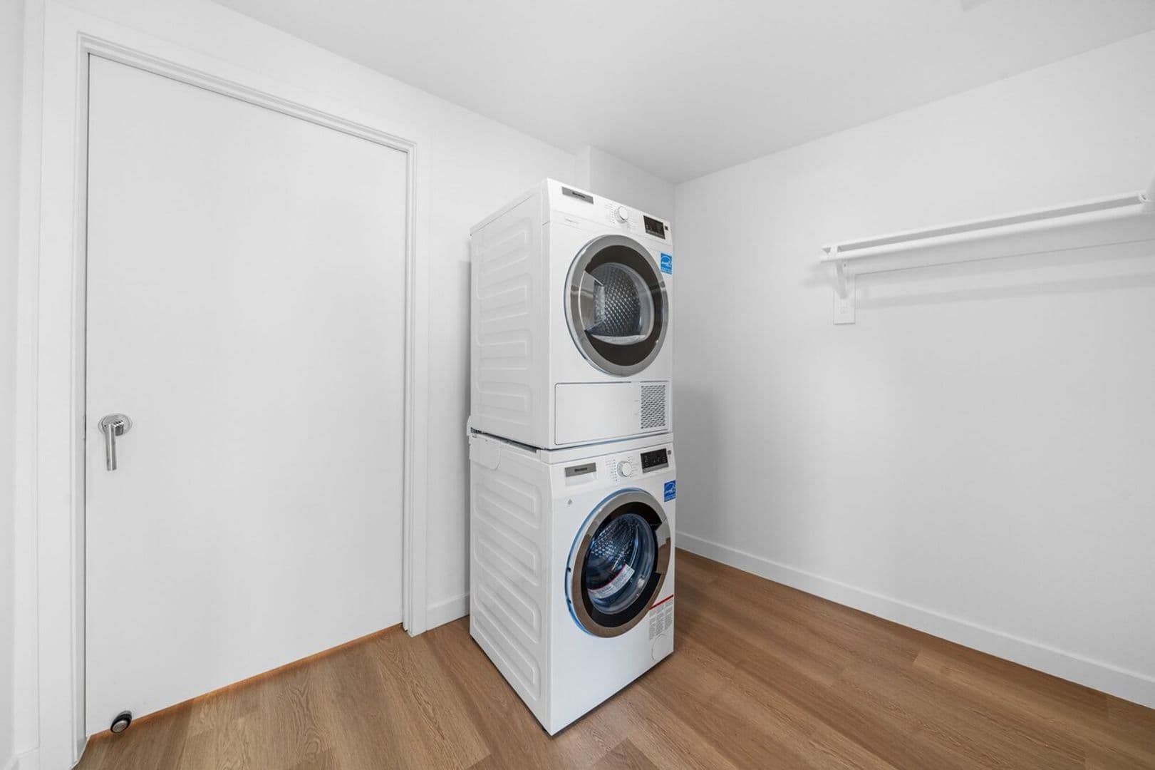 Los Angeles Apartment: 1233 S. Dunsmuir Avenue