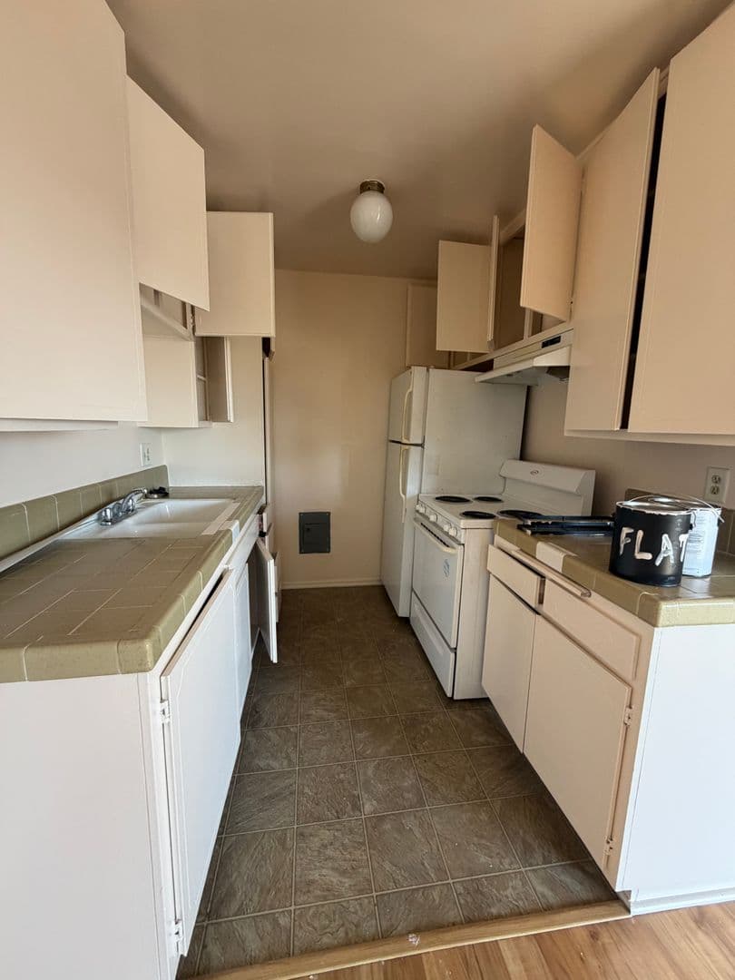 Santa Monica Apartment: 2210 3rd St