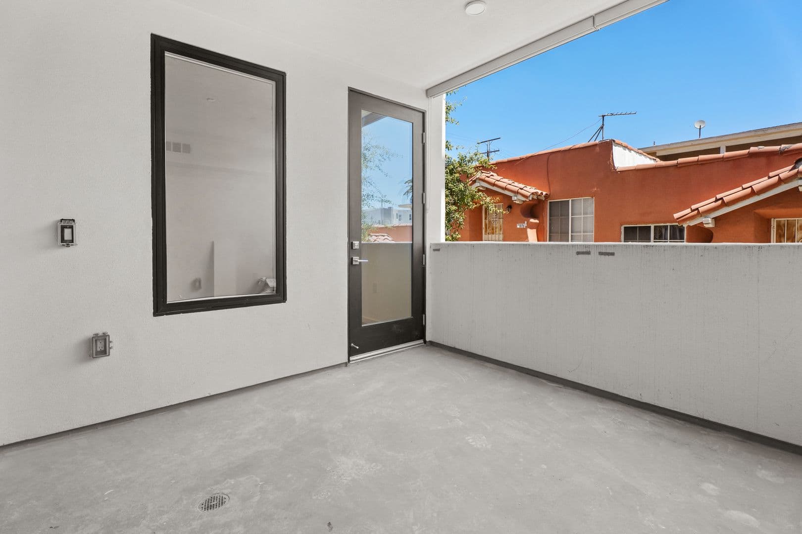 Los Angeles Apartment: 1233 S. Dunsmuir Avenue