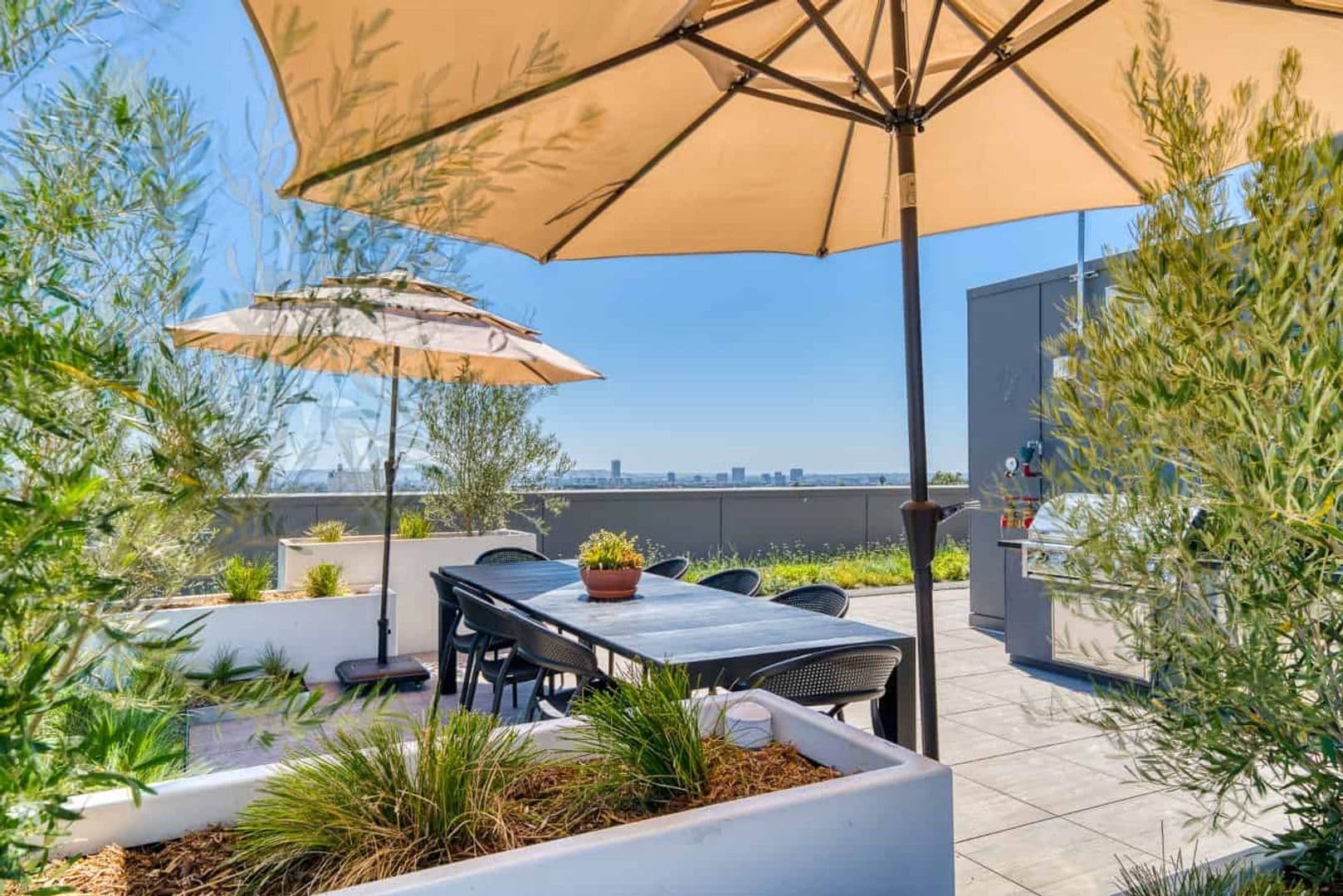 Los Angeles Apartment: 6762 Hawthorn Ave