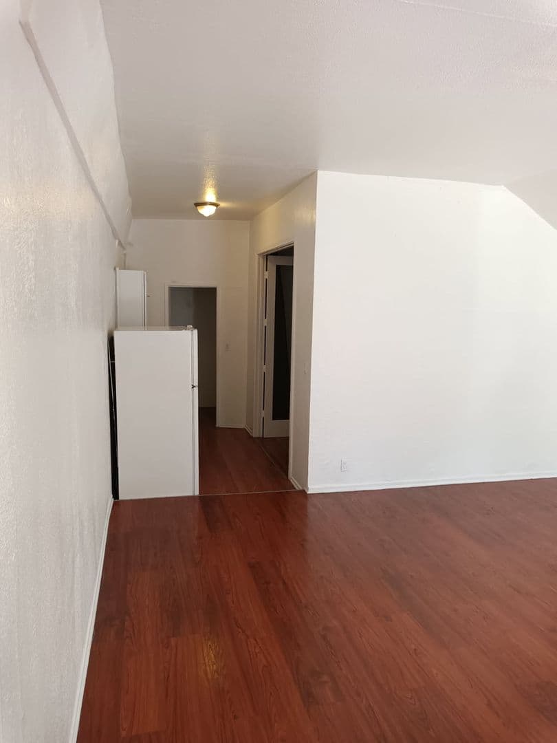 Venice Apartment: 101 Dudley Avenue