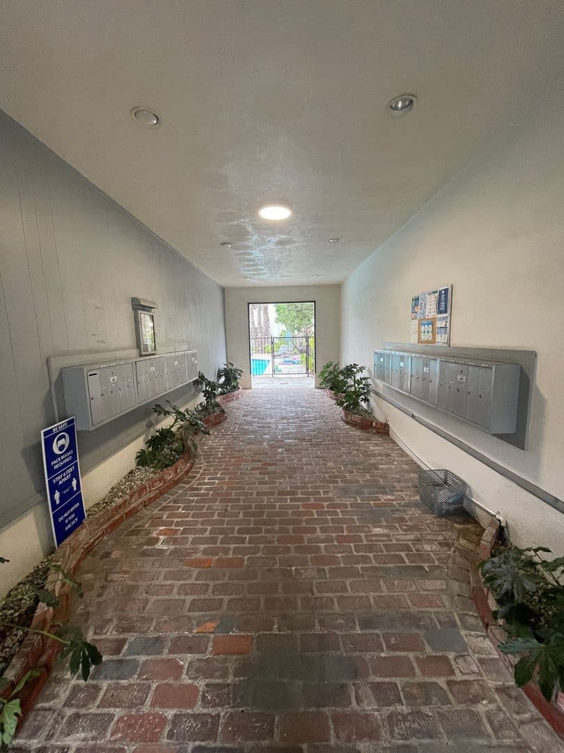 Los Angeles Apartment: 1560 N Laurel