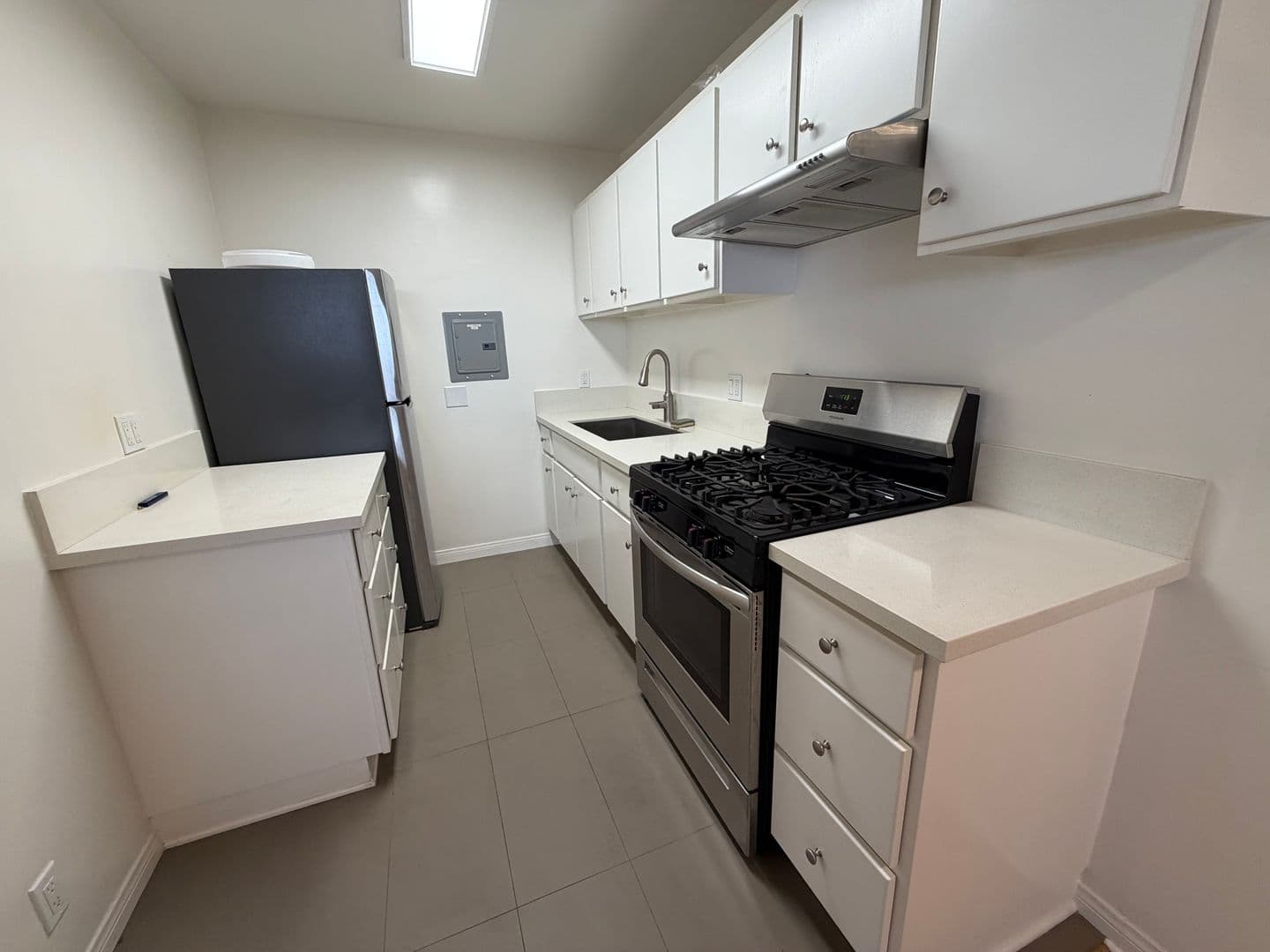 Los Angeles Apartment: 1347 North Poinsettia Place