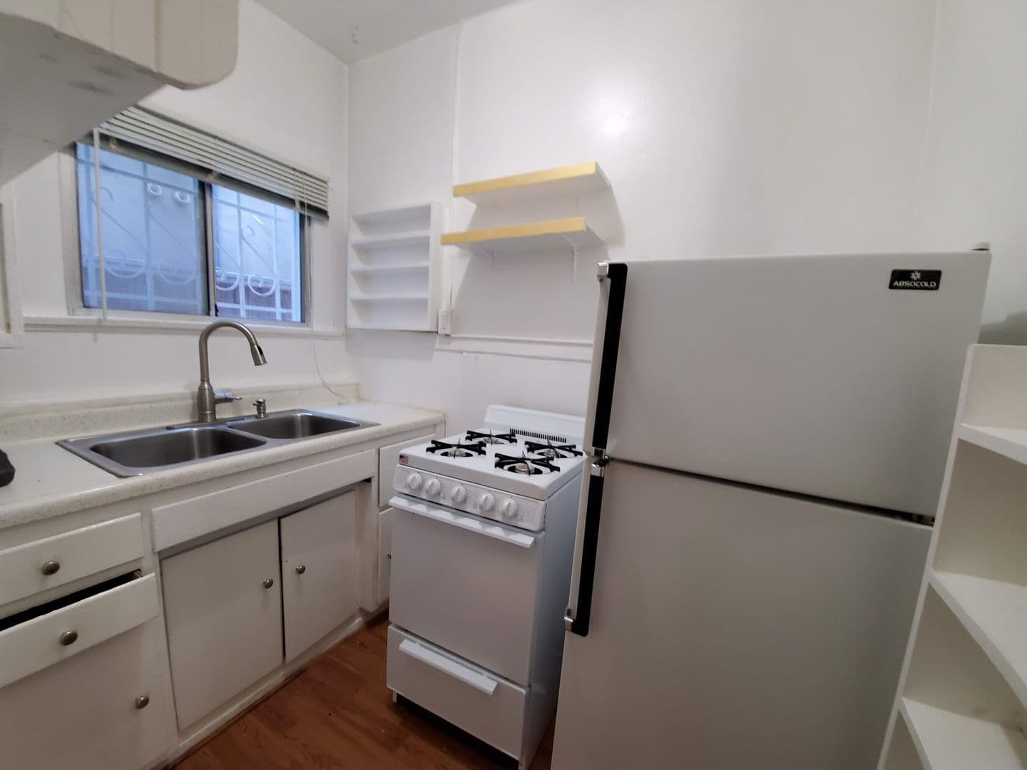 Venice Apartment: 30 Dudley Ave