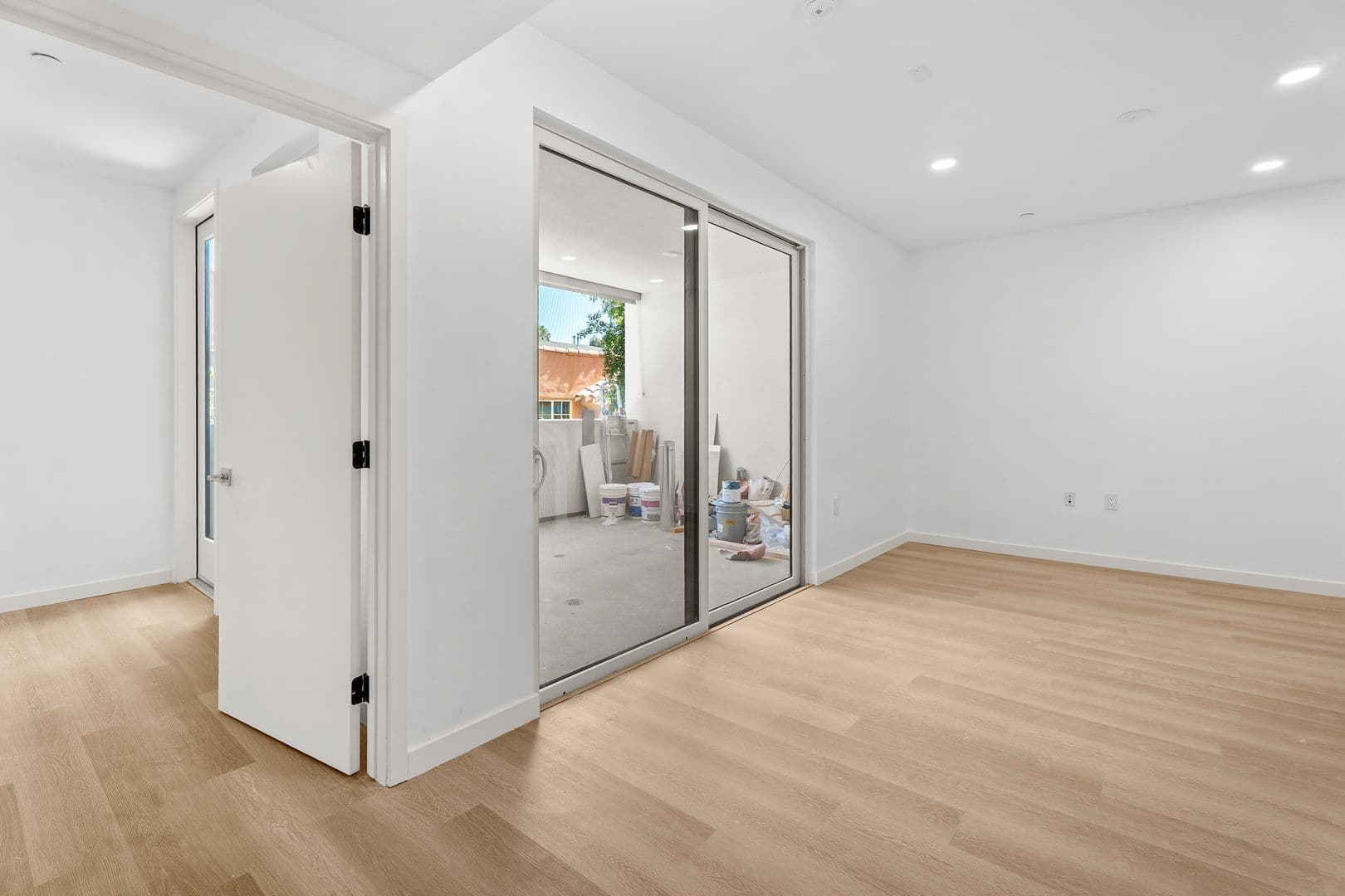 Los Angeles Apartment: 1233 S. Dunsmuir Avenue