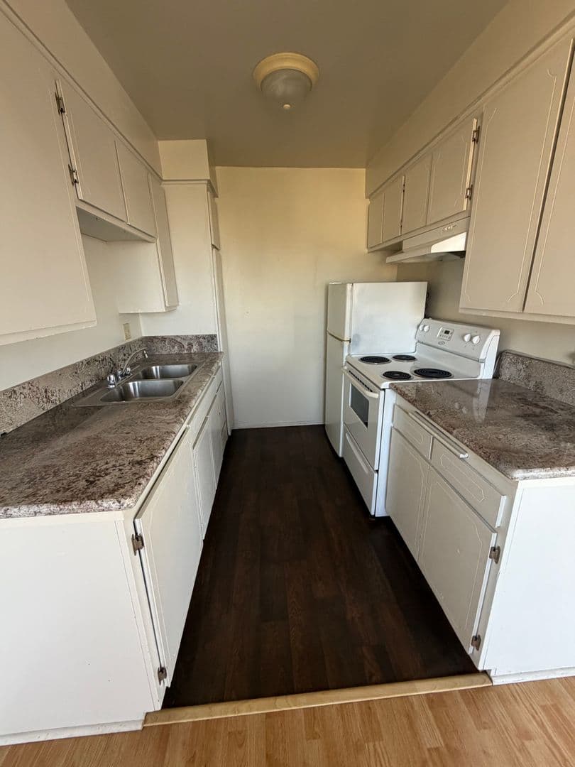 Santa Monica Apartment: 2210 3rd St