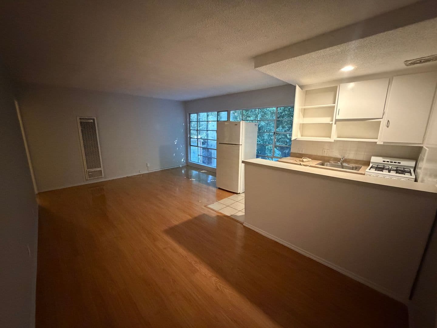 Los Angeles Apartment: 1560 N Laurel