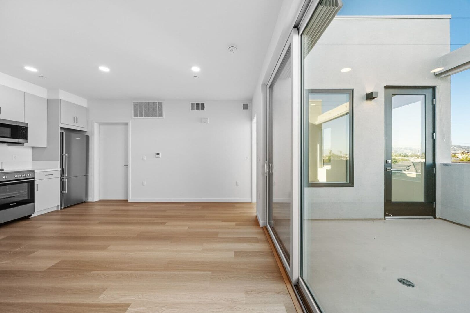 Los Angeles Apartment: 1233 S. Dunsmuir Avenue