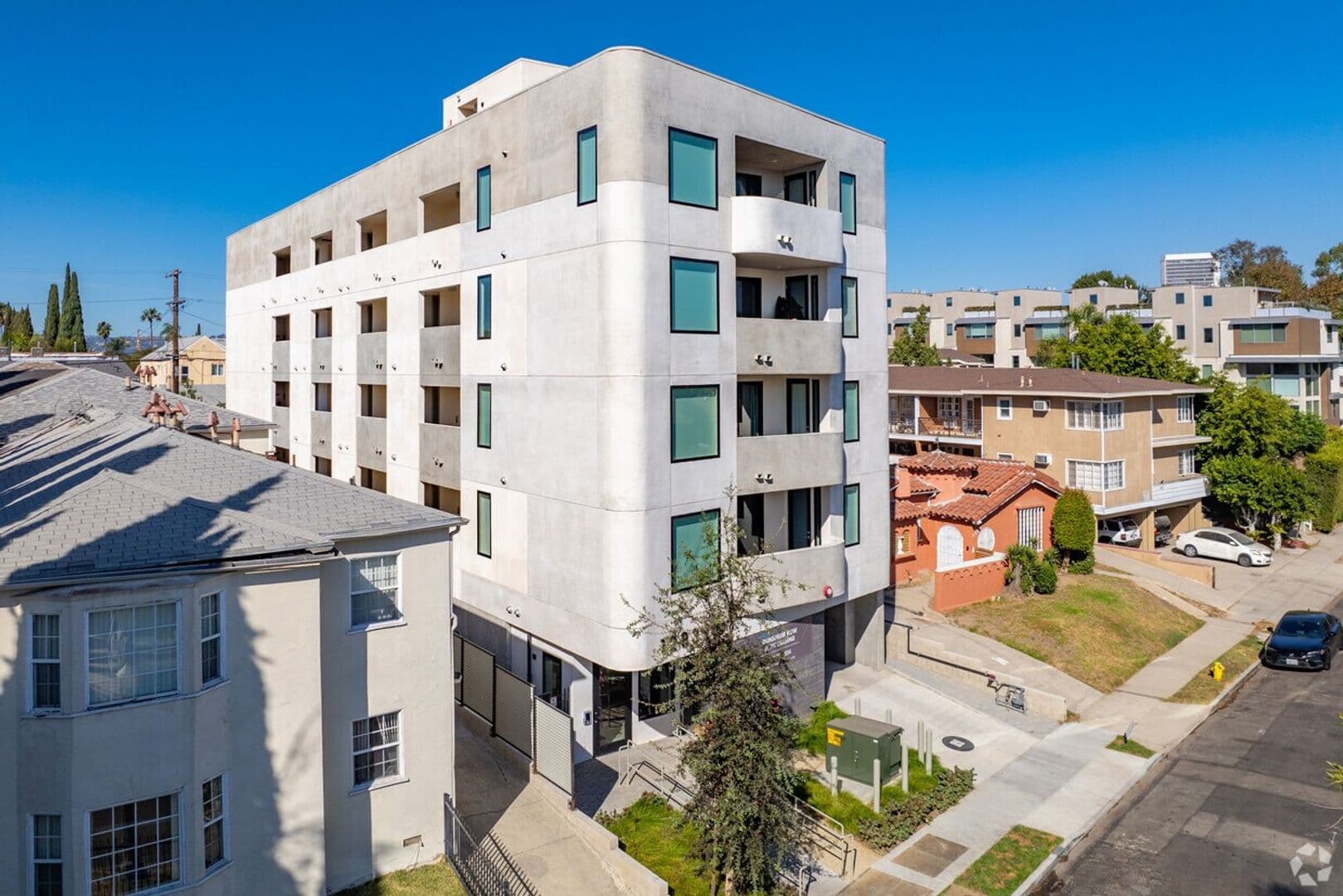Los Angeles Apartment: 1233 S. Dunsmuir Avenue