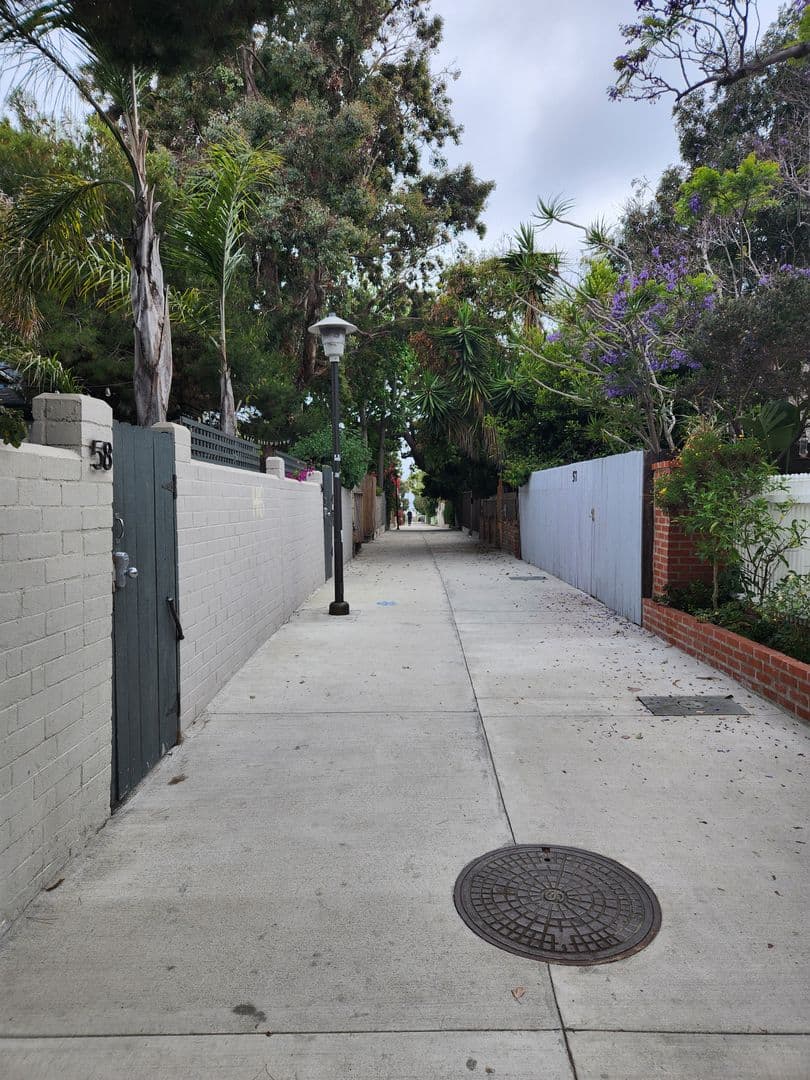 Venice Apartment: 101 Dudley Avenue