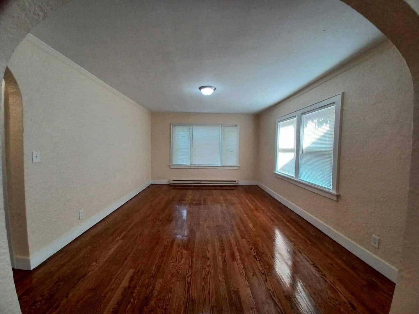 Rockford Apartment: 2422-24 Benderwirt Ave