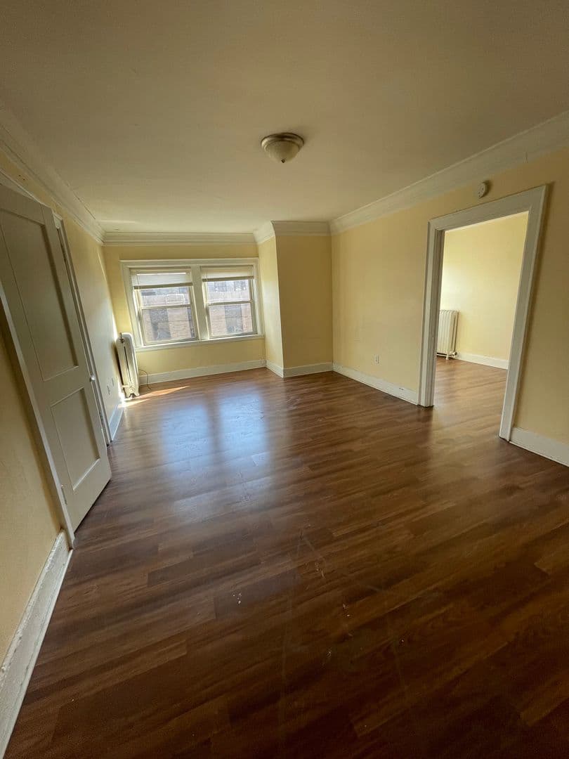 Rockford Apartment: 529 N Main St