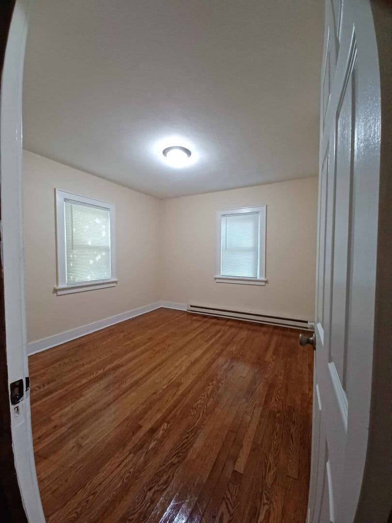 Rockford Apartment: 2422-24 Benderwirt Ave