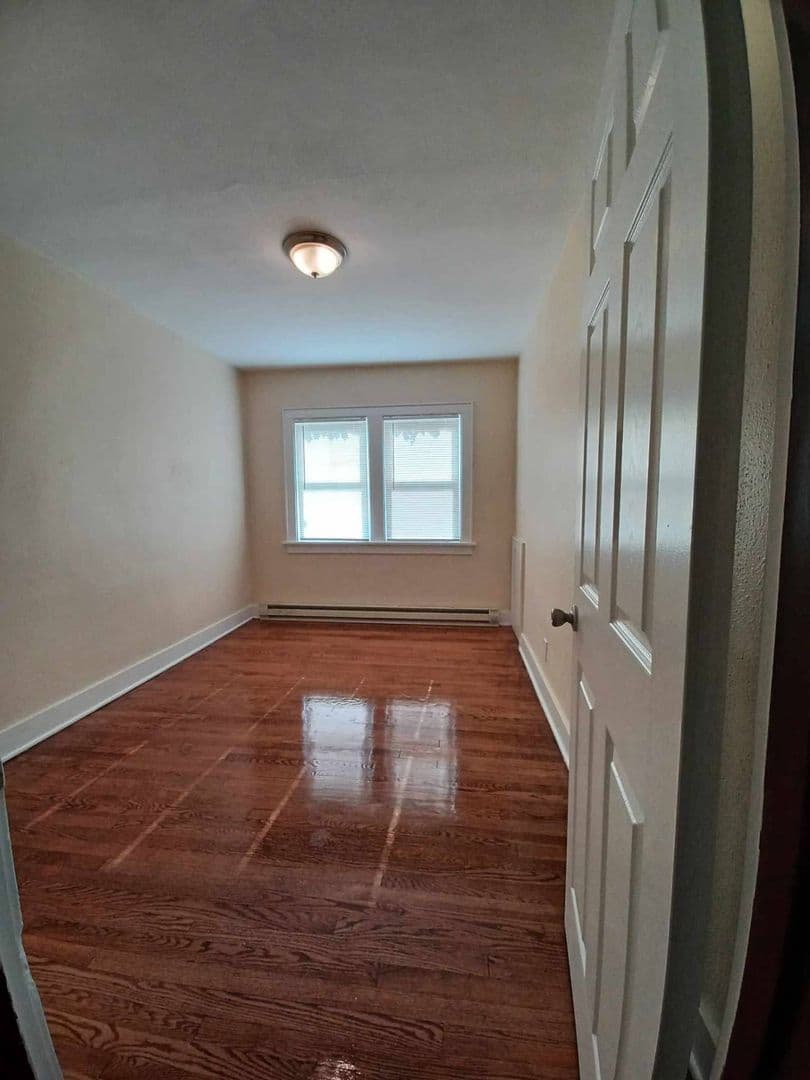 Rockford Apartment: 2422-24 Benderwirt Ave
