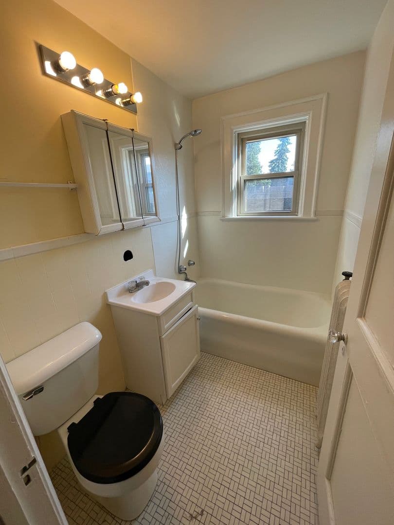 Rockford Apartment: 529 N Main St